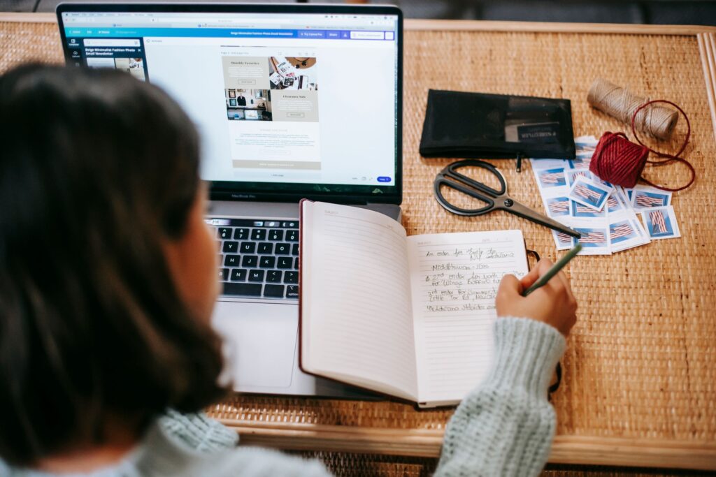 Ragazza che scrive online